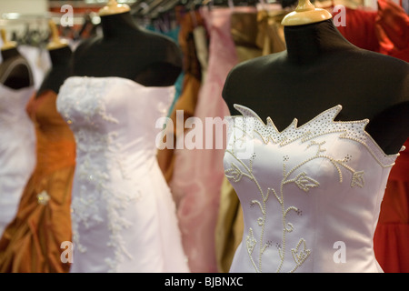 Sposa costumi su shop manichini Foto Stock