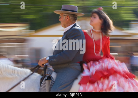 Cavaliere & lady in abito tradizionale, Jerez Horse Fair, Jerez De La Frontera, Andalusia, Spagna Foto Stock
