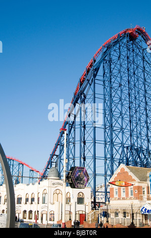 Rollercoaster montagne russe roller coaster ride coasters giostre fun fair luna park fiere parchi di divertimento a tema parchi Parco blackpool motivi Foto Stock