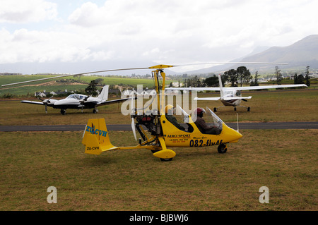 Un Magni Girocottero tandem aerei trainer visto tassare a Stellenbosch Flying Club nella Western Cape Sud Africa Foto Stock