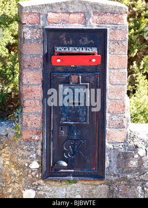Post ridondante scatola dipinta in bianco e nero e sigillato, Bude, Cornwall. Foto Stock