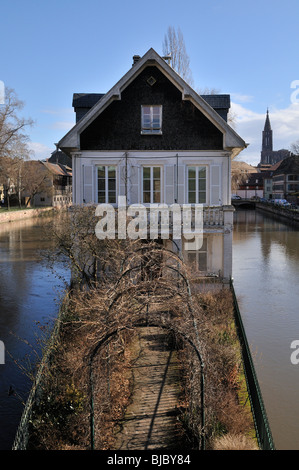 La casa si trova incastonato tra una forcella nel fiume Ill Foto Stock