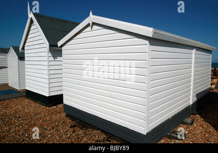 Pitturato di bianco, fishermens capanne in legno su Walmer la spiaggia di ciottoli, Kent, Regno Unito Foto Stock