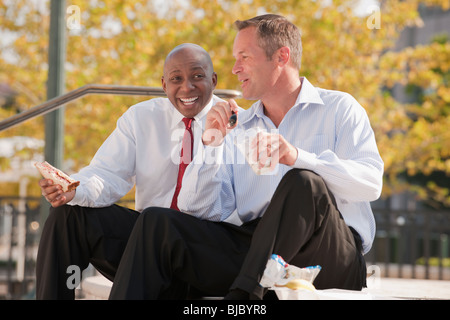Imprenditori di mangiare il pranzo di fasi Foto Stock