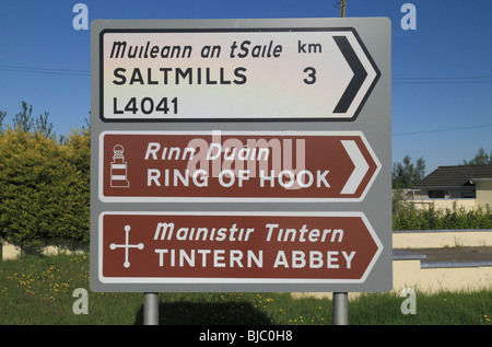 Generic road & tourist sign in Irlanda rivolta verso Saltmills, l'anello del gancio e Tintern Abbey. Foto Stock