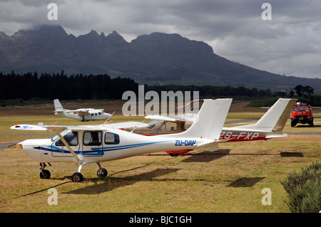 Cessna Aircraft a Stellenbosch Flying Club nella Western Cape Sud Africa Hottentot montagne sotto la nuvola pesanti Foto Stock