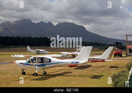 Cessna Aircraft a Stellenbosch Flying Club nella Western Cape Sud Africa Hottentot montagne sotto la nuvola pesanti Foto Stock