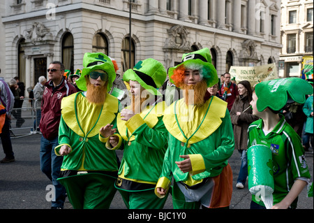 Quattro giovani ragazzi in costume che partecipano al il giorno di San Patrizio Parade di Londra. Foto Stock