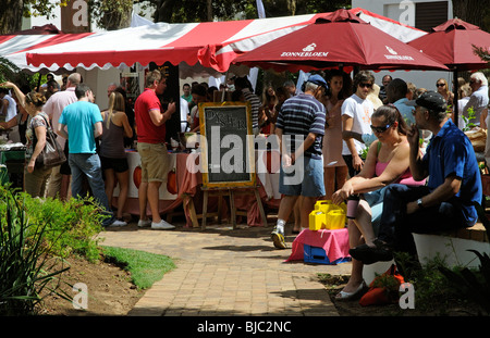 Oyster stand ad una fiera food & craft market nella motivazione della Oude Libertas estate una parte dell'organizzazione Distell in acciai Foto Stock