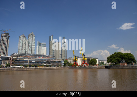 Moderno ed alto edificio di appartamenti e uffici comprese le parc e mulieris torri in puerto madero buenos aires Foto Stock