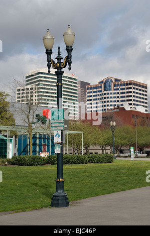 Lo skyline di Portland dal governatore Tom McCall Waterfront Park, Portland, OR, Stati Uniti d'America 100304 34880 Foto Stock