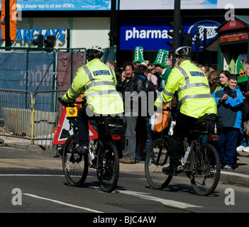 Due poliziotti metropolitano equitazione biciclette durante la Festa di San Patrizio Parade di Londra Foto Stock