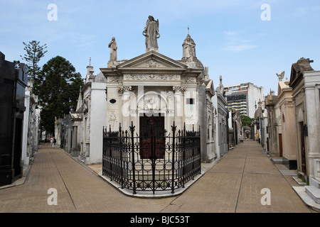 Fila di vecchi mausolei in una strada a Recoleta cimitero Capital Federal Buenos aires repubblica di Argentina sud america Foto Stock