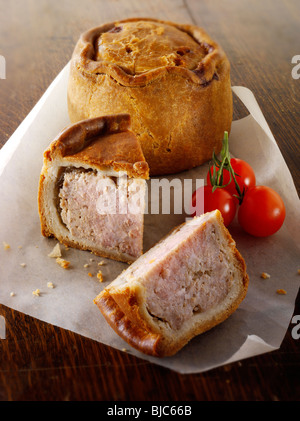 Tradizionale britannica di maiale torta di pasticceria pronto a mangiare Foto Stock