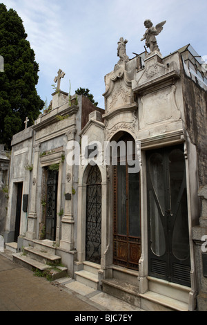 Fila di vecchi tall thin mausolei in una strada a Recoleta cimitero Capital Federal Buenos aires repubblica di Argentina Foto Stock