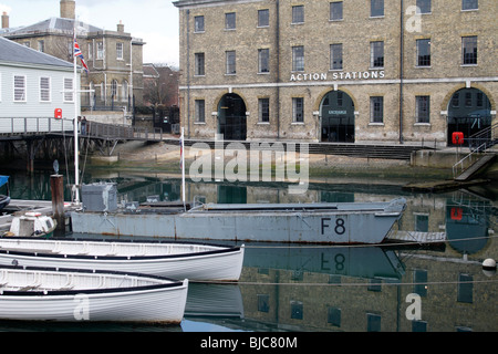 Stazioni di azione a Portsmouth Historic Dockyard con un piccolo fanteria landing craft in primo piano Foto Stock