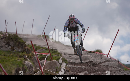Mountain Biker scorre giù per un sentiero roccioso durante l'UCI Mountain Bike World Cup di Fort William Scozia, 2008 Foto Stock