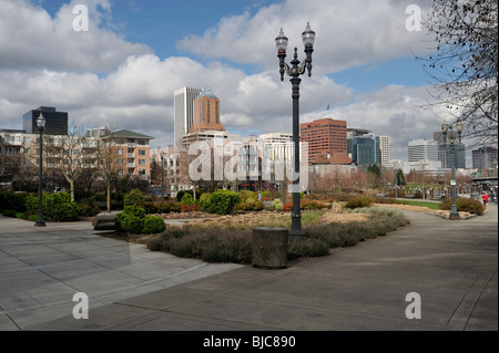 La skyline di Portland, dal governatore Tom McCall Waterfront Park, Portland, OR, Stati Uniti d'America 100304 34916 Foto Stock