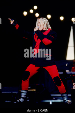 Billy Idol si esibisce dal vivo sul palco al National Bowl di Milton Keynes, Buckinghamshire, Regno Unito, il 18 settembre 1993. 35 mm a colori. Foto Stock