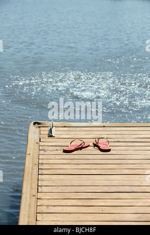 Flip-flop a sinistra sul dock accanto al lago Foto Stock