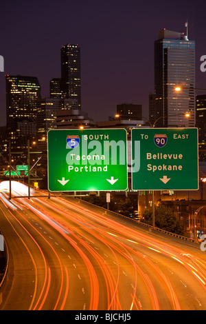 Luci di posizione posteriori del veicolo sulla Interstate 5 con lo skyline di Seattle in background, Seattle, Washington Foto Stock