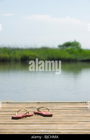 Flip-flop a sinistra sul dock accanto al lago Foto Stock