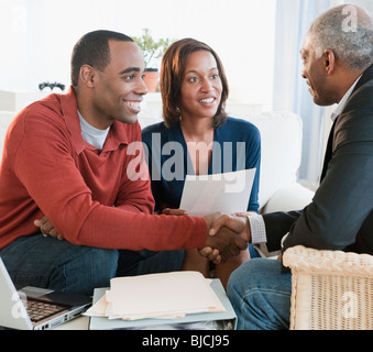 African American giovane a parlare con il consulente finanziario Foto Stock