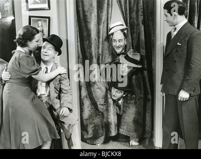 O-KAY PER AUDIO - 1937 Gainsborough film con al centro Bud Flanagan nel cappello alle imbarcazioni e Chesney Allen nel trilby hat Foto Stock