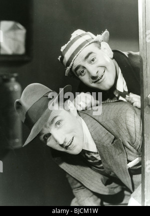 O-KAY PER AUDIO - 1937 Gainsborough film con Bud Flanagan in alto e Chesney Allen Foto Stock