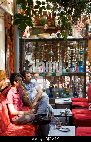 Uomo di fumare narghilè o tubo di acqua, in Istanbul tea house, Turchia Foto Stock