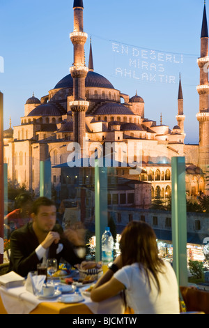 La Moschea Blu o di Sultan Ahmet Mosque (1609-1616) & Ristorante sul tetto, crepuscolo, quartiere di Sultanahmet, Istanbul, Turchia Foto Stock