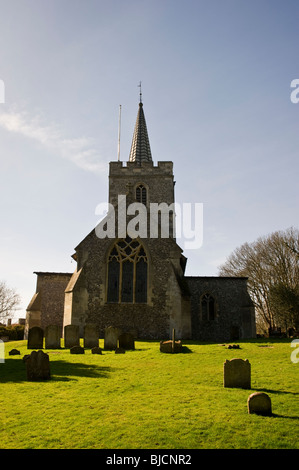 Silhouette di St Mary's Parish giardini della chiesa e cimitero di Chesham Buckinghamshire REGNO UNITO Foto Stock