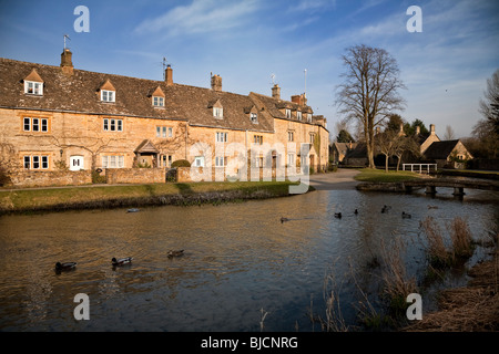 Le vecchie case in Lower Slaughter villaggio sul fiume occhio COSTWOLDS REGNO UNITO Foto Stock