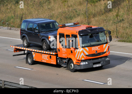 M25 AUTOSTRADA DEL REGNO UNITO RAC breakdown carrello di soccorso al trasporto di un Land Rover Auto Foto Stock