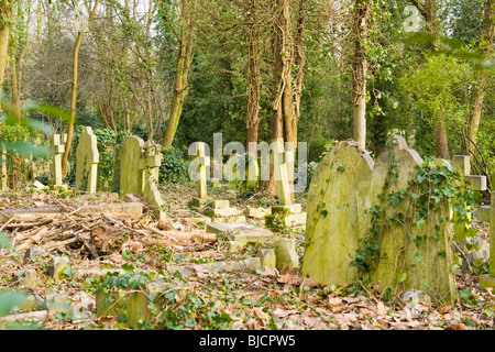 Il cimitero di Highgate , Londra , random lapidi e tombe in stato di abbandono Foto Stock