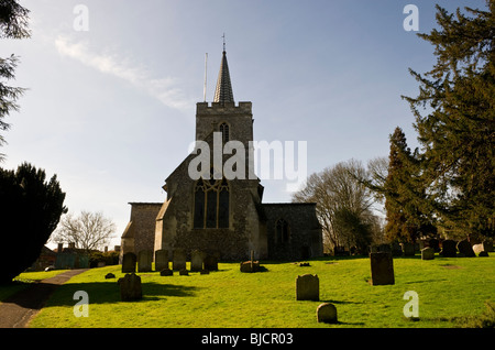 Silhouette di St Mary's Parish giardini della chiesa e cimitero di Chesham Buckinghamshire REGNO UNITO Foto Stock