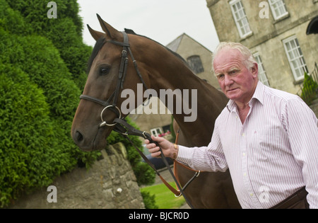 Milton Bradley delle corse ippiche trainer con uno dei suoi cavalli da corsa brevità a Mead's Farm Sedbury parco vicino a Chepstow Foto Stock