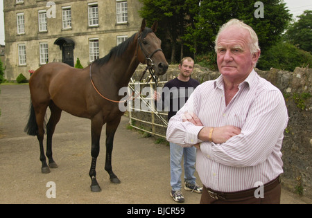 Milton Bradley delle corse ippiche trainer con uno dei suoi cavalli da corsa brevità a Mead's Farm Sedbury parco vicino a Chepstow Foto Stock