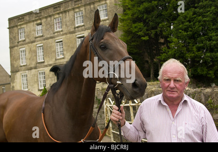 Milton Bradley delle corse ippiche trainer con uno dei suoi cavalli da corsa brevità a Mead's Farm Sedbury parco vicino a Chepstow Foto Stock