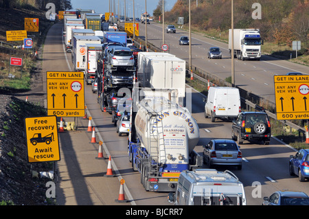 M25 la segnaletica autostradale e marmellata di traffico Foto Stock