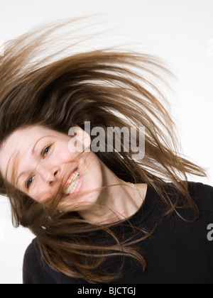 Donna capelli ribaltamento Foto Stock