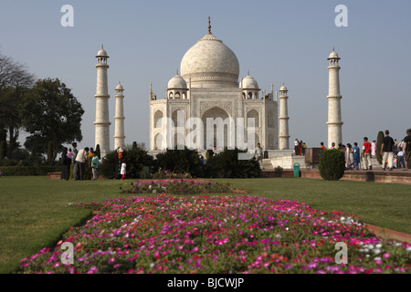 Vista del Taj Mahal con giardino settimo meraviglie del mondo sulla riva sud del fiume Yamuna ; Agra ; Uttar Pradesh ; India Foto Stock