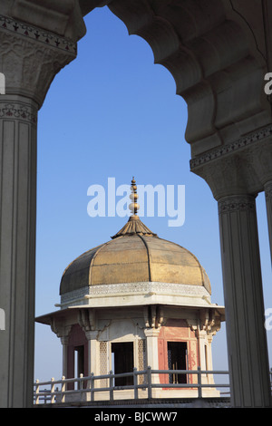 Vista laterale di Agra fort costruito dall imperatore Mughal fatta da sabbia rossa pietra sul fiume Yamuna ; Agra ; Uttar Pradesh ; India Foto Stock