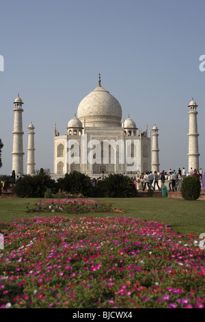 Vista del Taj Mahal con giardino settimo meraviglie del mondo sulla riva sud del fiume Yamuna ; Agra ; Uttar Pradesh ; India Foto Stock