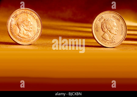 Doppia coppia valuta indiana cinque rupie coin Jawaharlal Nehru Centenario 1989 & Indira Gandhi 1917-1984 su sfondo arancione Foto Stock