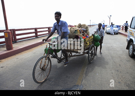 Uomo che cavalca il triciclo su Indira Gandhi bridge ; Rameswaram piccola isola nel golfo di Mannar ; Tamil Nadu ; India Foto Stock