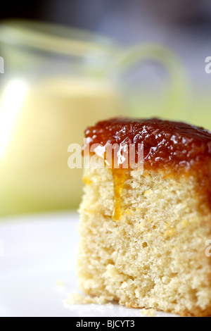 Pane appena sfornato sciroppo budino di spugna Dessert con n. di persone Foto Stock