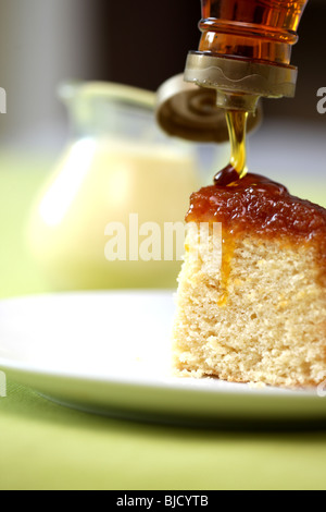 Pane appena sfornato sciroppo budino di spugna Dessert con n. di persone Foto Stock