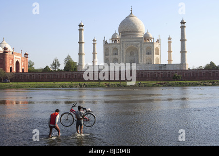 Uomo che porta bicicletta nel fiume Yamuna Taj Mahal settimo meraviglie del mondo ; Agra ; Uttar Pradesh ; India Foto Stock