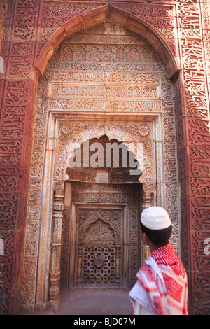 Ragazzo musulmano guardare ornamentazione islamica del Corano iscrizione scolpita su Qutab Minar ; Indo-Muslim arte ; sultanato di Delhi ; India Foto Stock